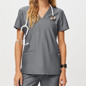 Figs Women's Graphite Casma™ - Three-Pocket Scrub Top - Large